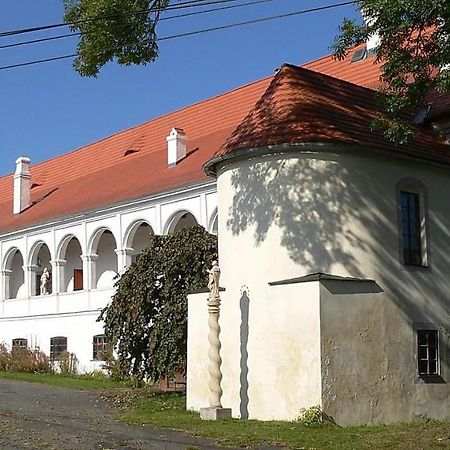 Zámek Mokrosuky Exterior foto
