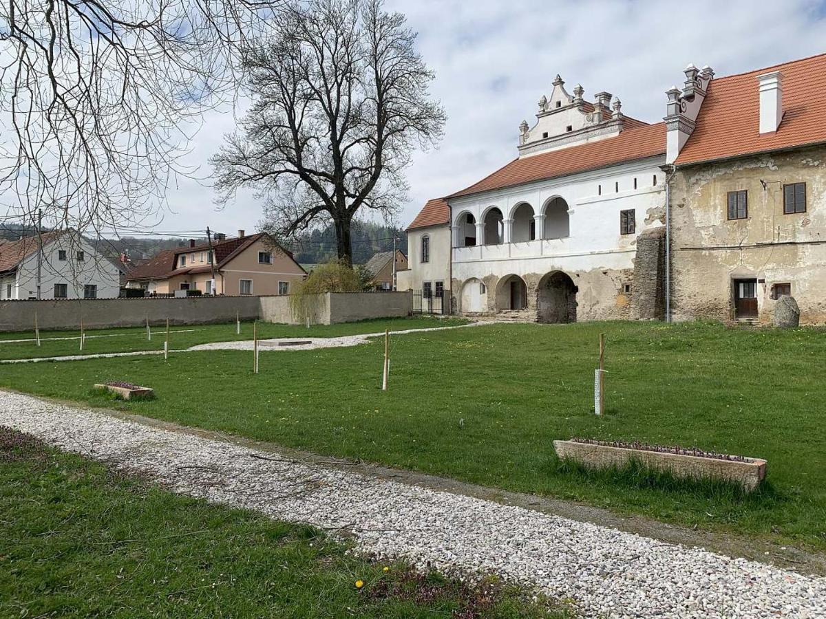 Zámek Mokrosuky Exterior foto